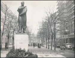 1960 A Budapesti Liszt Ferenc Téri Ady-szobor Az átadás Után, Körülötte A Városi Forgalommal, 18×23 Cm - Other & Unclassified