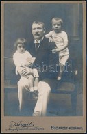 Cca 1910 Családi Fotó, Kárpát Kőbányai Műterméből, Kartonra Kasírozva, 16x10,5 Cm - Altri & Non Classificati