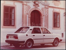Cca 1976-1980 Škoda 105 GL Típusú Autó, Fotó, Egyik Sarkán Törésnyommal, 18×24 Cm - Altri & Non Classificati