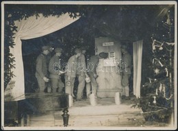 Cca 1916 Sorban állás A Konyha Előtt, Katonai Színjátszók Karácsonyi Előadása A Fronton, 8×11 Cm - Other & Unclassified