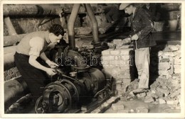 * T2/T3 1948 Ismeretlen Város, Munka Közben A Strand Szivattyúházában. Photo (fl) - Ohne Zuordnung