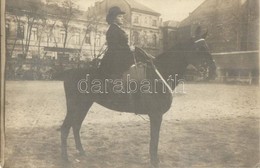 T2 1910 Budapest, Lovas Hölgy, Photo - Ohne Zuordnung