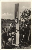 T2 1938 Ipolyság, Sahy; Bevonulás, A Csehszlovák Köztársaság Oszlopának Ledöntése. / Entry Of The Hungarian Troops, Crus - Zonder Classificatie