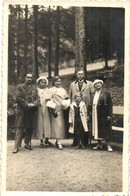 * T2 1935 Trencsénteplic, Trencianske Teplice; Kirándulók A Parkban / Tourists In The Park, Photo - Unclassified
