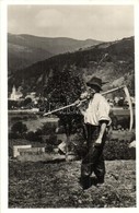 ** T1 Rahó, Rakhiv; Hucul Földmíves Kaszával / Hucul Farmer With Scythe. Knoll Foto - Unclassified