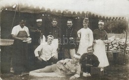 ** T1 Első Világháborús Osztrák-magyar Tábori Konyha Szolgálatosokkal / WWI K.u.K. Military Field Kitchen With Soldiers  - Unclassified