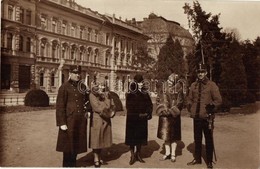 ** T2 1930 Főtisztek Békeidőben Kimenőben Előkelő Hölgyek Társaságban / Hungarian Military Officers In Peace Time With E - Sin Clasificación