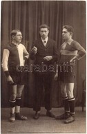 ** T2 ~1910 Fej Vagy írás? Focisták és A Bíró / Heads Or Tails? Football Players With The Referee. Photo - Zonder Classificatie