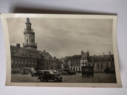 CPA SEMI-MODERNE : HESDIN - Place De L'Hôtel De Ville - Hesdin