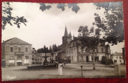 Castelnau Magnoac La Grande Place Et L'église (RARE) - Castelnau Magnoac