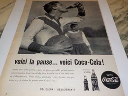 ANCIENNE PUBLICITE VOICI LA PAUSE ET LE FOOT  COCA COLA 1960 - Advertising Posters