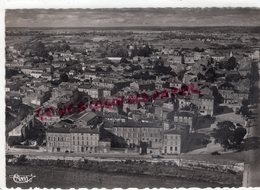 16-  JARNAC - VUE AERIENNE  PLACE DU CHATEAU ET VUE PARTIELLE DE LA VILLE  - CHARENTE - Jarnac