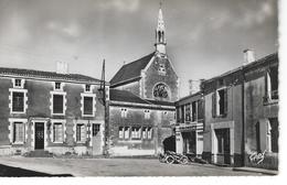 85 - MOUILLERON EN PAREDS - T.B. Vue ( Photo Véritable ) De La Place Du Marché Et  Petite Eglise - Epicerie , Cycles - Mouilleron En Pareds