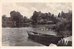 58 - POUGUES LES EAUX : Bords De Loire ( Barque En 1er Plan ) CPSM Dentelée Noir Blanc Format CPA 1953 - Nièvre - Pougues Les Eaux