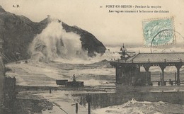 CARTE POSTALE ORIGINALE ANCIENNE : PORT EN BESSIN HUPPAIN TEMPETE LES VAGUES MONTENT HAUTEUR DES FALAISES CALVADOS (14) - Port-en-Bessin-Huppain