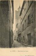 UZES  RUE ENTRE LES TOURS        Précurseur Voyagée En 1905 Un An Aprés La Possibilité De Courrier Sur Carte - Uzès