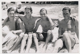 REPRINT - Group Handsome Naked Trunks Guys Men On Beach, Hommes Mecs Torso Nu Sur Plage Gay Int - Photo Reproduction - Persons