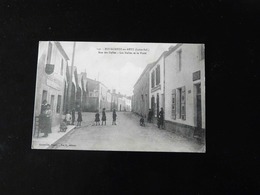 BOURGNEUF EN RETZ   RUE DES HALLES. LES HALLES ET LA POSTE - Bourgneuf-en-Retz