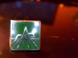 Pin' S Publicitaire  En Metal     Avec Fermoir Ancien Logo Groupama - Banques