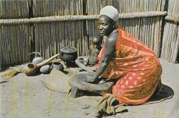 Swaziland - Swazi Housewife Grinding Mealies (Femme Swazie Et Son Enfant) - Honey Hill Ltd - Swaziland