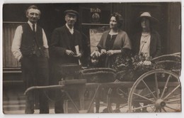 Carte Photo Charette Paniers Fleurs Devant Un Café Lieu à Identifier Affiche Royal Gazette - Te Identificeren