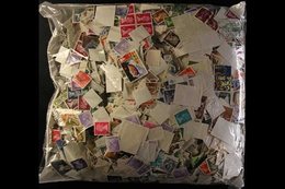 KILOWARE An Unsorted/Unchecked Used, 1 KG Of "off Paper" GB Definitives, Commemoratives & Postage Dues. All Reigns Seen, - Autres & Non Classés