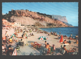 Delcampe - Cassis-sur-Mer - La Plage De La Grande Mer Et Les Falaises Du Cap Canaille - Très Animée - Cassis