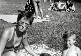 Photo Originale De Pin-Up à Lunettes Ray-Ban Grimaçante Dans Son Maillot De Bains Bikini Vers 1970/80 En DDR - Pin-Ups