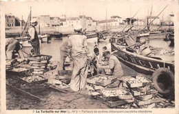 ¤¤  -  LA TURBALLE  -  Pêcheurs De Sardines Débarquant Une Pêche Abondante  -  ¤¤ - La Turballe