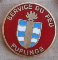 SAPEURS POMPIERS  PUPLINGE - GENEVE - SUISSE - ARMOIRIE - SERVICE DU FEU   -     (ROUGE) - Brandweerman