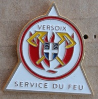 SAPEURS POMPIERS  VERSOIX - GENEVE - SUISSE - ARMOIRIE - HACHES -  SERVICE DU FEU   -     (ROUGE) - Firemen