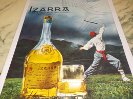 Delcampe - ANCIENNE PUBLICITE LE SOLEIL ET LA NEIGE DES PYRENEES LIQUEUR IZARRA 1965 - Alcools