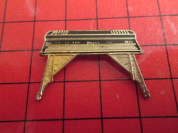 1215c Pin's Pins / Beau Et Rare / THEME : MUSIQUE / PIANO OU ORGUE ELECTRIQUE - Musique