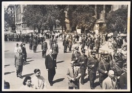 1947 Dinnyés Lajos Miniszterelnök Katonai Kísérettel, Úrnapi Körmenetben A Szabadság Téren Alberty Antal Fotója  13x8 Cm - Autres & Non Classés