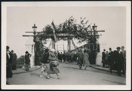 1934 Tokaj, A Felvirágozott Erzsébet Híd, Hátoldalon Feliratozott Fotó, 6×9 Cm - Autres & Non Classés