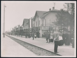 Cca 1930 Veszprém, Vasútállomás, Fogadásra összegyúlt Tömeg Rendőrökkel, Katonákkal, Vitéz Mészáros István Foto, Hátolda - Andere & Zonder Classificatie