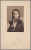 1928 Iskoláslány Portréja, Kartonra Kasírozott Fotó Kertész Andor Komáromi Műterméből, Pecséttel Jelzett, 8,5×5,5 Cm - Andere & Zonder Classificatie