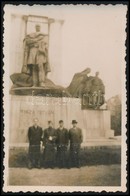 1935 Tisza István Szobor Előtt, Fotó, 9×6 Cm - Autres & Non Classés