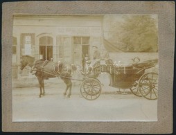 Cca 1910 Hintó Vadász Rezső Vegyeskereskedése Előtt, Kartonra Ragasztott Fotó, 12×17 Cm - Autres & Non Classés