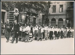 Cca 1930 Budapest, Körmenet, Fotó Podua Alférd Műterméből, Hátulján Pecséttel Jelzett, 17,5×23,5 Cm - Autres & Non Classés