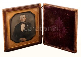 Cca 1850 Férfi Portré, Dagerrotípia, Zárható, Bársony Betétes Bőr Dobozban, 9x8cm / Cca1850 Portrait Of A Man, Daguerreo - Autres & Non Classés