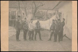1916 Huszárezred Lópatkolói Díszruhában, Szerszámokkal, Papírlapra Ragasztott Fotó, 9×11 Cm - Other & Unclassified