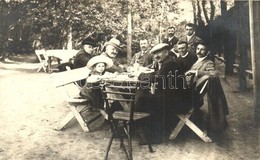 * T2 1912 Devecser, étterem Kerthelyisége, Italozó Asztaltársaság. Photo - Unclassified