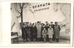 ** T1 Kolozsvár, Cluj; Dermata Bőrgyári Alkalmazottak Csoportképe Darutollas Fiúkkal / Employees Of The Dermata Tannery, - Unclassified