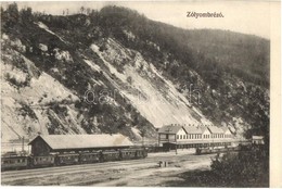 * T2 Zólyombrézó, Podbrezová; Vasútállomás, Vagonok. Kiadja Kóczánné Irma / Bahnhof / Railway Station, Wagons - Zonder Classificatie