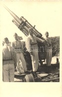 ** T2/T3 Honvéd Katonák Légvédelmi ágyúval / WWII Hungarian Soldiers With Braun Anti-aircraft Gun. Photo - Zonder Classificatie