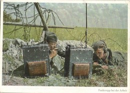 ** T2/T3 Funktrupp Beider Arbeit Während Des Gefechst. PK-Aufn. Kriegsber. Koltzenburg, Carl Werner / WWII German Milita - Zonder Classificatie