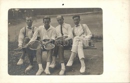 ** T2 Four Men With Tennis Rackets Behind The Tennis Court. Photo - Sin Clasificación