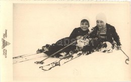 ** T2 Children Skiing But Slipping, Winter Sport, Humour. Foto Schindler - Zonder Classificatie