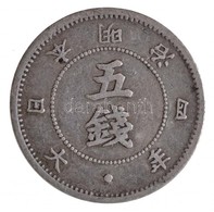 Japán 1871. 5s Ag 'Meidzsi' '53' Sugaras Verzió T:2
Japan 1871. 5 Sen Ag 'Meiji' '53' Ray Type C:XF - Non Classés
